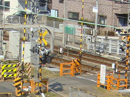 いちょうの欄干の北野橋から見る横浜線都京王線の踏切